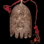 Plaque de poitrine, Main de Fatima, Lawha, Casablanca, Maroc, début du XXe siècle, argent, perles, soie, 12 x 6,5 x 0,3 cm, musée du Quai Branly