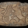 Plaquette ornée d’une fable animale : danse d’un taureau devant un âne harpiste