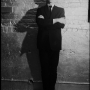 Andy pose devant le mur argenté de la Factory, New York, 1965.  © Photo David Mc Cabe 
