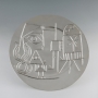acqueline au chevalet, 1958 Plat rond en argent réalisé d'après une céramique de Picasso. Diamètre 42,5 cm Domaine de Seneffe – Musée de l’orfèvrerie de la Communauté françaisedeBelgique/ Photo©asblDomainedeSeneffe-Musée de l'orfèvrerie de la C