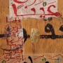 Sourate de Marie (détail), Abdallah Akar, Saint-Ouen- l’Aumône, France, XXIe siècle, calligraphie sur bois, feuille d’or, collages, 200 x 20 x 4 cm chaque planche, collection privée.