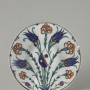 Assiette à décor de tulipes et d’œillets, aux armes du doge Alvice Mocenigo, Iznik, Turquie, vers 1575 Cité de la céramique, Sèvres © RMN-Grand Palais (Sèvres, Cité de la céramique) / Martine Beck-Coppola 