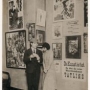 Robert Sennecke, Sans titre, (Hannah Höch et Raoul Hausmann à la Première foire internationale Dada, Berlin, Cabinet d'art du Dr Otto Burchard), 1920