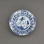 Ai Weiwei, Blue and White Porcelain Plate (Demonstrations) [Assiettes en porcelaine bleue et blanche (Démonstrations)], 2017 -  31 x 31 x 5,5 cm - Porcelaine © Image courtesy Ai Weiwei Studio