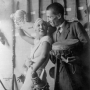 Joséphine Baker et Georges Henri Rivière devant une vitrine de l’exposition sur la mission Dakar-Djibouti au musée d’Ethnographie du Trocadéro, 1933 Photographie Boris Lipnitzki Gélatine, négatif Mucem, Marseille © Studio Lipnitzki?