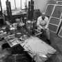 Robert Doisneau, Jean Dubuffet dans son atelier, 1951, photographie. Collection Agence Gamma-Rapho   © Robert Doisneau/GAMMA RAPHO
