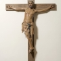 Maître du Crucifix de la Fondation Giorgio Cini (Bologne, actif entre la huitième et la neuvième décennie du xiiie siècle), Christ crucifié, 1270-1280, Bois de saule sculpté en ronde bosse, polychromé et doré, 176 × 167 × 29 cm