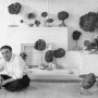 Yves Klein dans son atelier entouré de ses Sculptures Éponges, Paris, 1959, © Succession Yves Klein c/o ADAGP, Paris, 2022 - © Photo : Georges Véron
