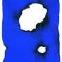 Yves Klein Monochrome bleu troué par le feu, (IKB 22) 1957 Pigment pur et résine synthétique sur papier brûlé 23,5 x 18 cm Collection particulière  © Succession Yves Klein c/o ADAGP, Paris, 2022