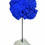 Yves Klein Sculpture éponge bleue sans titre, (SE 44), Vers 1960 Pigment pur et résine synthétique sur éponge naturelle, tige métallique et pierre 21 x 20,5 x 3,8 cm Collection particulière © Succession Yves Klein c/o ADAGP, Paris, 2022