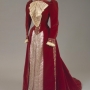 Robe en velours couleur d’airelles et en satin lilas, décorée de dentelles et de broderies de fil métallique et de soie, ayant appartenu à l’impératrice Maria Fiodorovna (1847 – 1928) Maison Charles Worth, 1890-1900 France, Paris ©Collection musée de l’Er