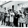 Pascal Rostain et Bruno Mouron, Paparazzis en grève devant le domicile de Brigitte Bardot, avenue Paul-Doumer, à Paris, 1965