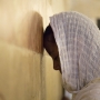 Musulmane en prière contre le cénotaphe de Rébecca dans la mosquée du Caveau des Patriarches, Manoël Pénicaud, Hébron, Palestine, 2014, MuCEM / IDEMEC