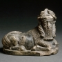 Mésopotamie Vers 2350-2000 avant J.-C. Chlorite avec incrustations Statuette de taureau androcéphale H. 12,10 ; L. 14,90 ; Pr. 8 cm Paris, musée du Louvre © RMN - Grand Palais (Musée du Louvre) / Hervé Lewandowski