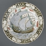 Plat à décor de bateau à trois voiles latines, Iznik, Turquie, entre 1650-1700. Faïence siliceuse, glaçure. Musée national de la Renaissance, Écouen.  © RMN-Grand Palais (musée de la Renaissance, château d'Ecouen) / René-Gabriel Ojéda