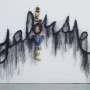 Messager Annette, Jalousie / Love, 2010, fil de fer, filets noirs, tissu, peluches, 2015 x 245 cm.