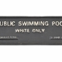Plaque de ségrégation en fonte,  « Public swimming pool. White Only, Nashville, Tenn. , 1 June 1932 », crédit Muséum national d’Histoire naturelle – Musée de l’Homme