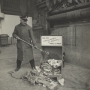 Démonstration de poubelle à papiers gras sous les voûtes du Grand Palais (concours lancé par le Comité national pour la lutte contre le papier gras).