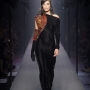 Jean-Paul Gaultier. Robe asymétrique de velours noir, tatouée.  Défilé « Paris-Brest », collection haute couture automne-hiver 2015-2016, passage n° 53. 