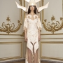 Givenchy par Riccardo Tisci.  Robe longue, chapeau et sandales, collection haute couture printemps-été 2011, passage no 1.  