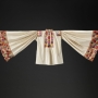 Chemise d’homme. Mezekövesd, région de Borsod, Hongrie, début du XXème siècle. Broderies matyó. Mucem, collection d’ethnologie d’Europe, dépôt du Muséum national d’histoire naturelle, Marseille. Inv. DMH1937.64.5. Photo © Mucem / Marianne Kuhn