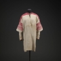 Chemise de femme seto à manches longues, piki käustaga hamä. Helbi, Setomaa, Estonie, vers 1860. Toile de coton, broderie. 