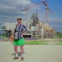 Nicolas Pinier, Le Touriste, parvis du Centre Pompidou-Metz, 2009 d'après Tourist II (sculpture en résine) de Duane Hanson, 1970, Commande photographique – chantier du Centre Pompidou-Metz 