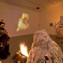 Marnie Weber - The Campfire Song, 2009 -  Installation, techniques mixtes et projection vidéo avec bande sonore - Courtoisie de l’artiste, Los Angeles 