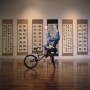Shaun Gladwell, Calligraphy & Slowburn, 2006.  Projection vidéo